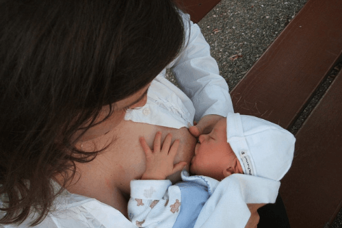 Baby stillen Geschwister Baby stillen Geschwister