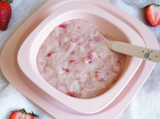 Babybrei mit Schmelzflocken und Erdbeeren