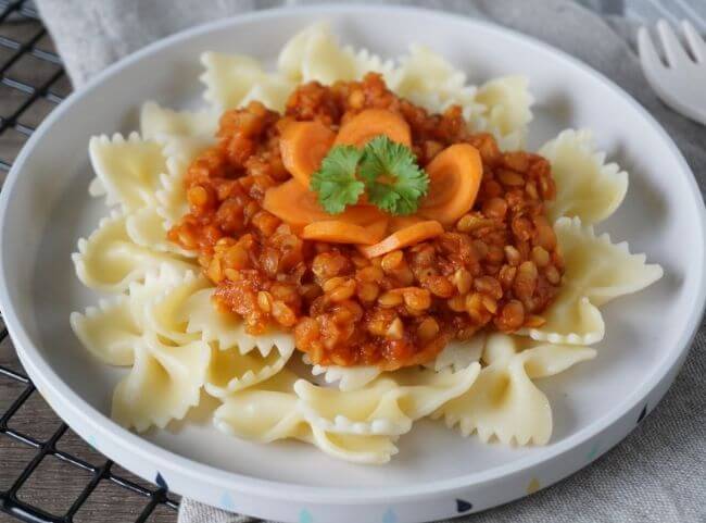 Rote Linsenbolognese (nicht nur) für Baby & Kinder