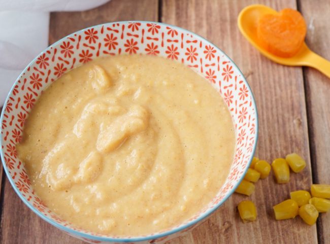 Karottenbrei mit Mais, Getreide und Milch für das Baby