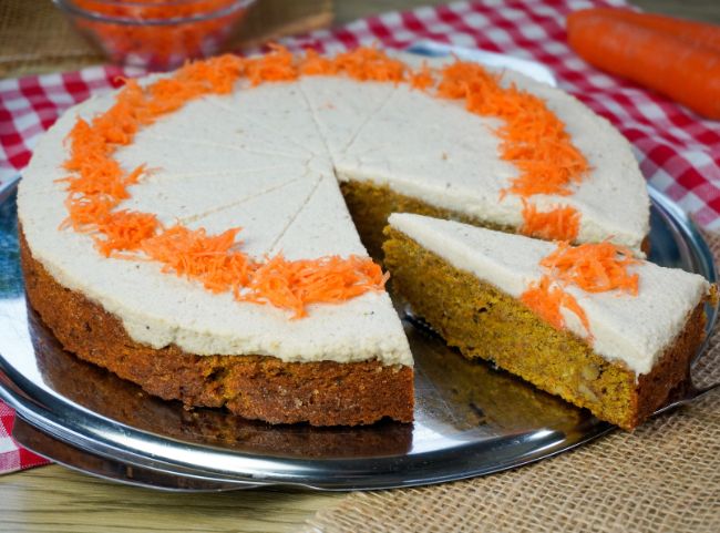 Veganer Möhrenkuchen mit Frosting