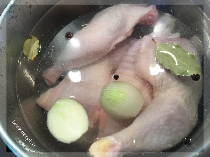 Buchstabensuppe: Huhn kochen