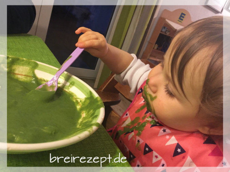 Baby essen lernen mit Besteck