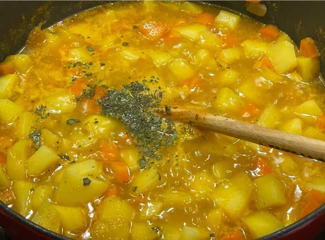 Kartoffelgulasch mit Majoran