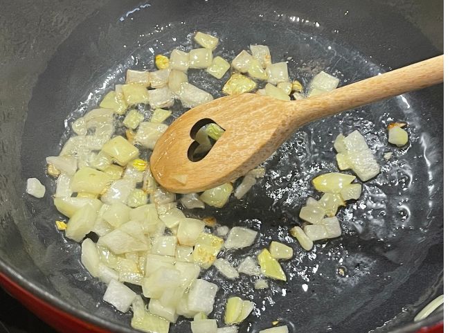 Kartoffelgulasch Zwiebel anbraten