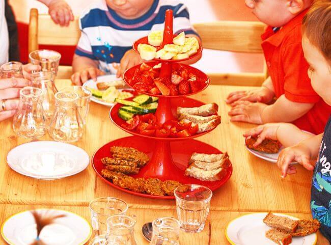 gemeinsam am Tisch essen gemeinsam am Tisch essen