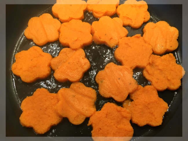 Polentaplätzchen für das Baby braten Polentaplätzchen für das Baby braten