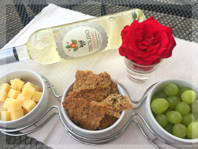 Selbstgemachte Cracker zu Vinho Verde Wein Selbstgemachte Cracker zu Vinho Verde Wein