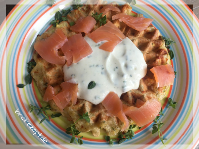 Zucchini-Waffeln mit Lachs